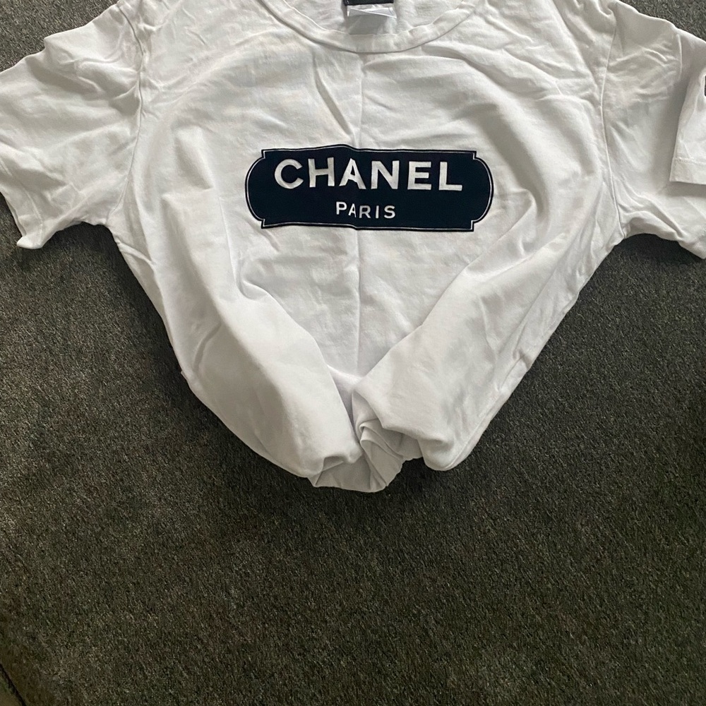 CHANEL T-shirt. Authentic